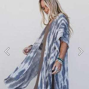 2 pieces Three Bird Nest Gray and Cream Kimono with bracelets